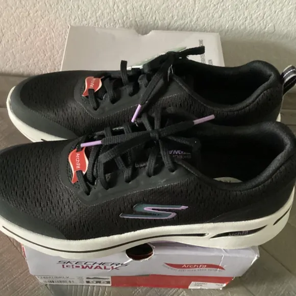 SKECHERS Women's Go Walk Arch Fit - Uptown Summer Casual Sneakers, size 9.5