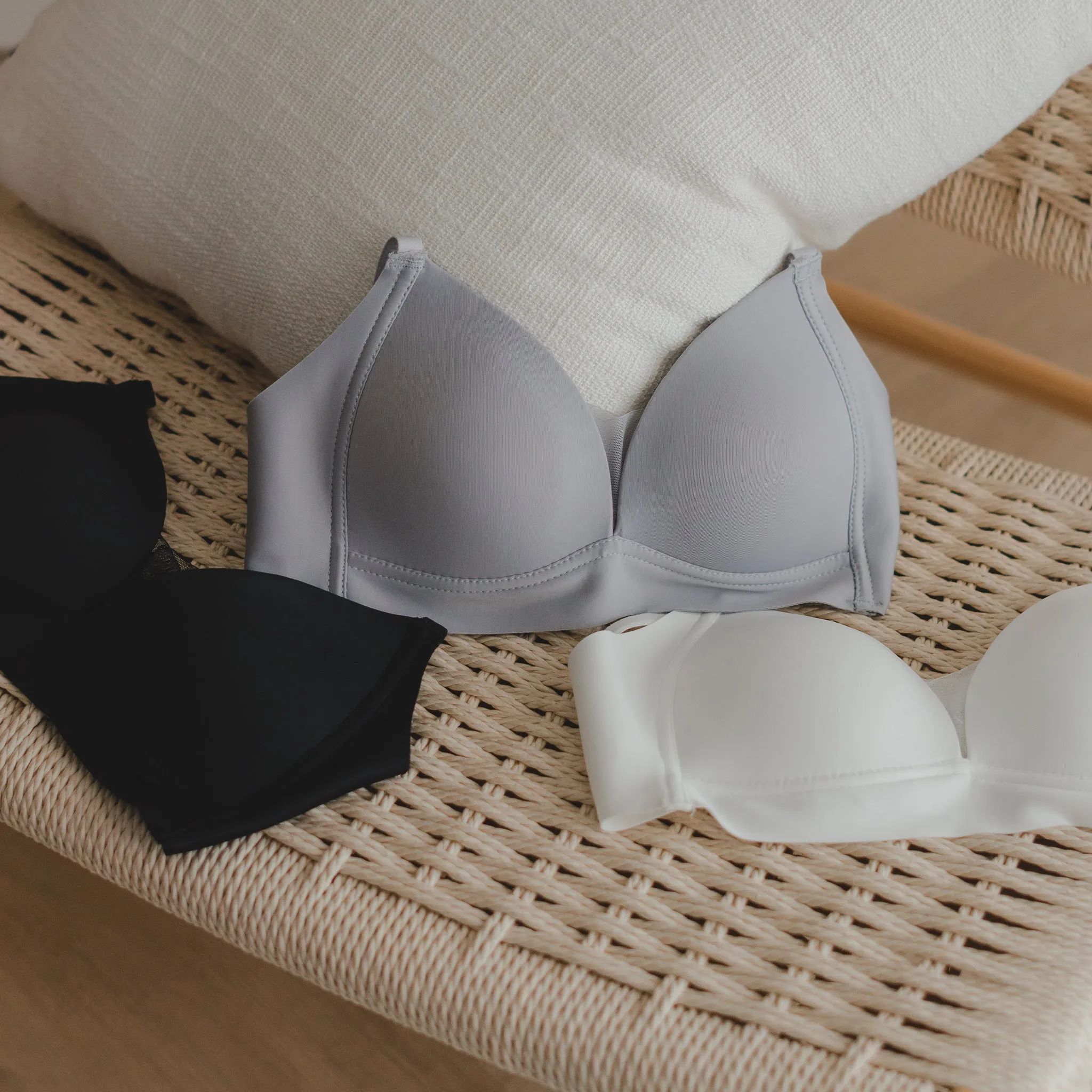 Timeless Essential! Mesh Lightly-Lined Seamless Wireless T-Shirt Bra in Black
