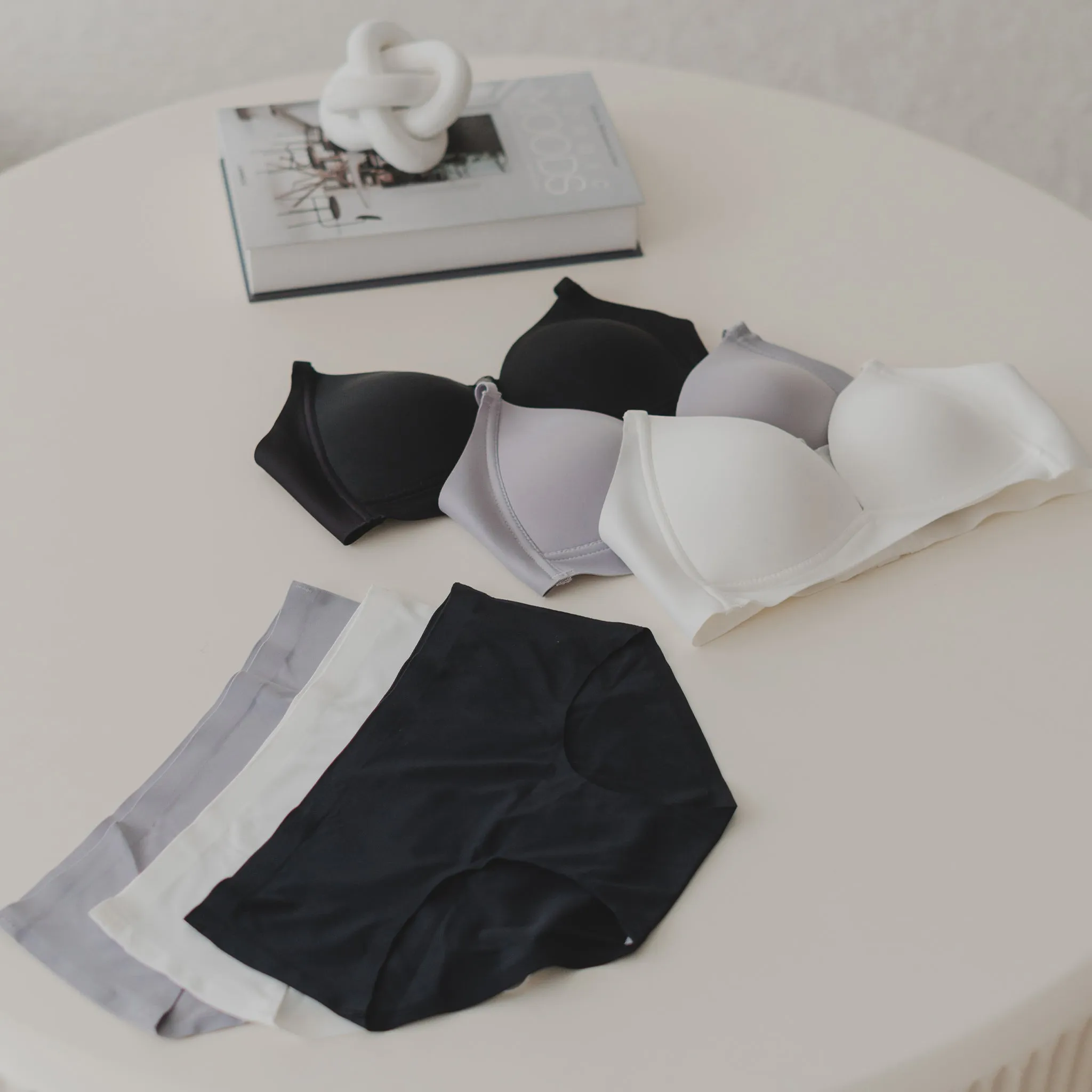 Timeless Essential! Mesh Lightly-Lined Seamless Wireless T-Shirt Bra in Black