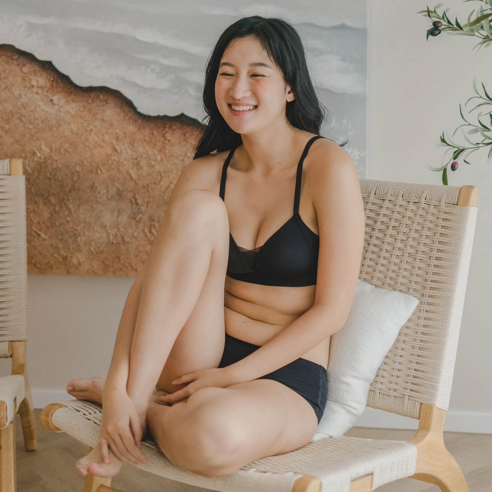 Timeless Essential! Mesh Lightly-Lined Seamless Wireless T-Shirt Bra in Black