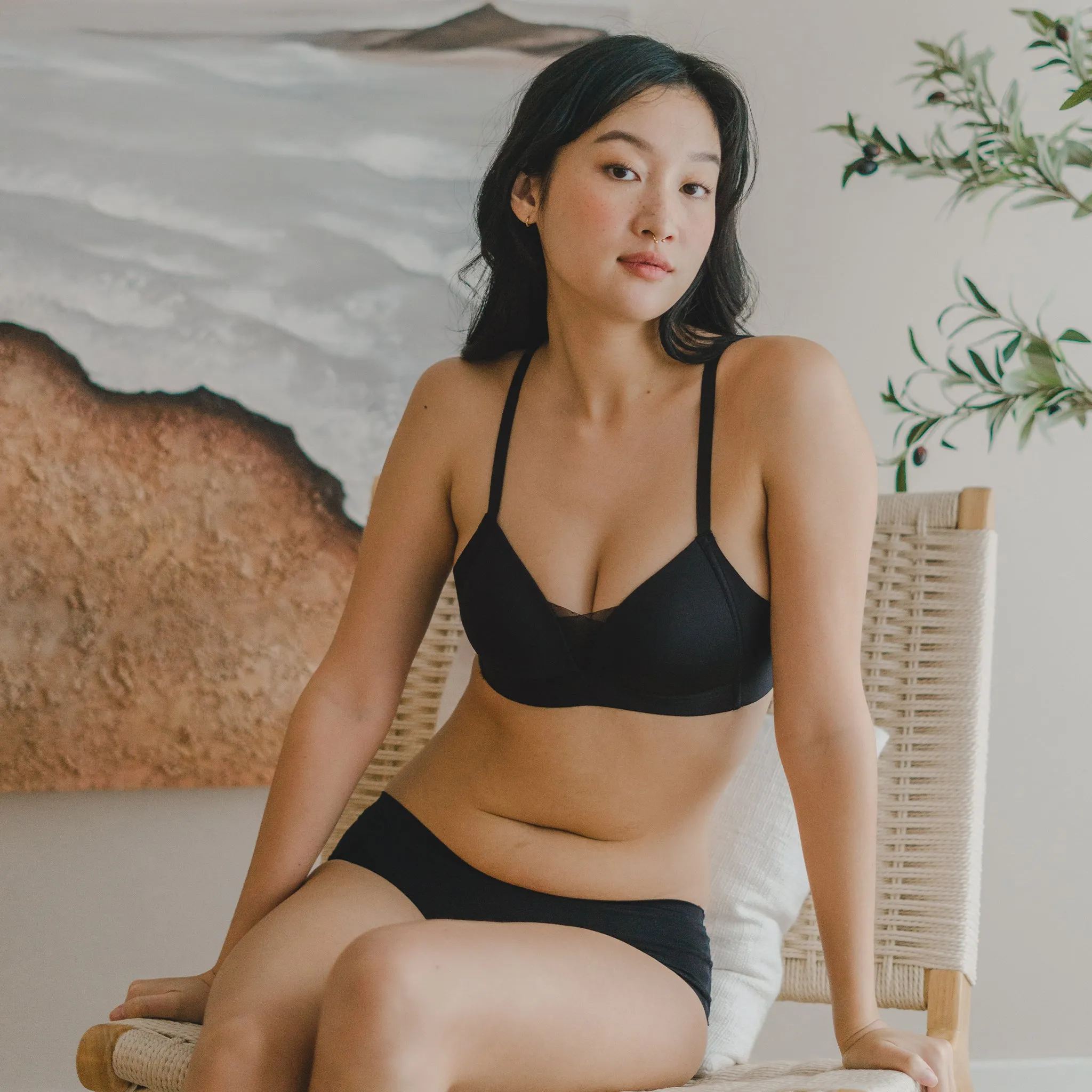 Timeless Essential! Mesh Lightly-Lined Seamless Wireless T-Shirt Bra in Black