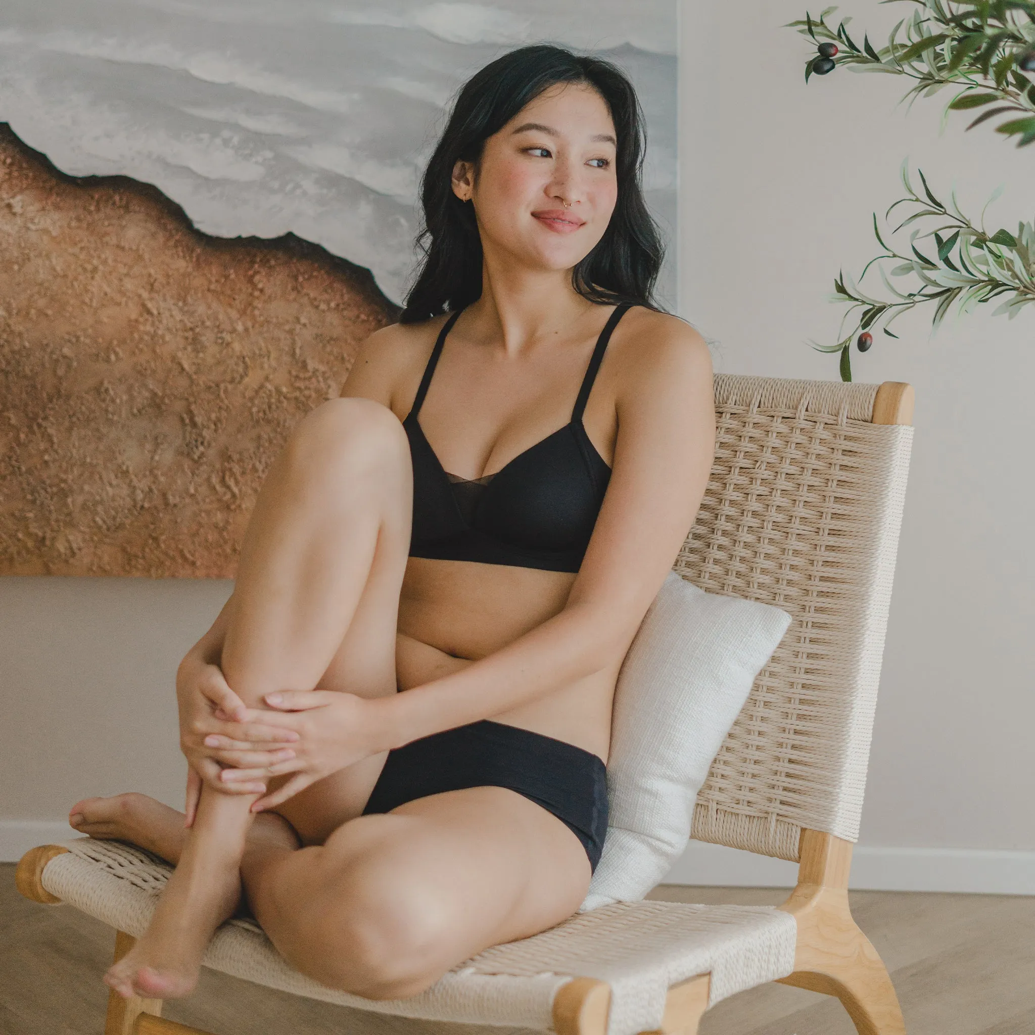 Timeless Essential! Mesh Lightly-Lined Seamless Wireless T-Shirt Bra in Black