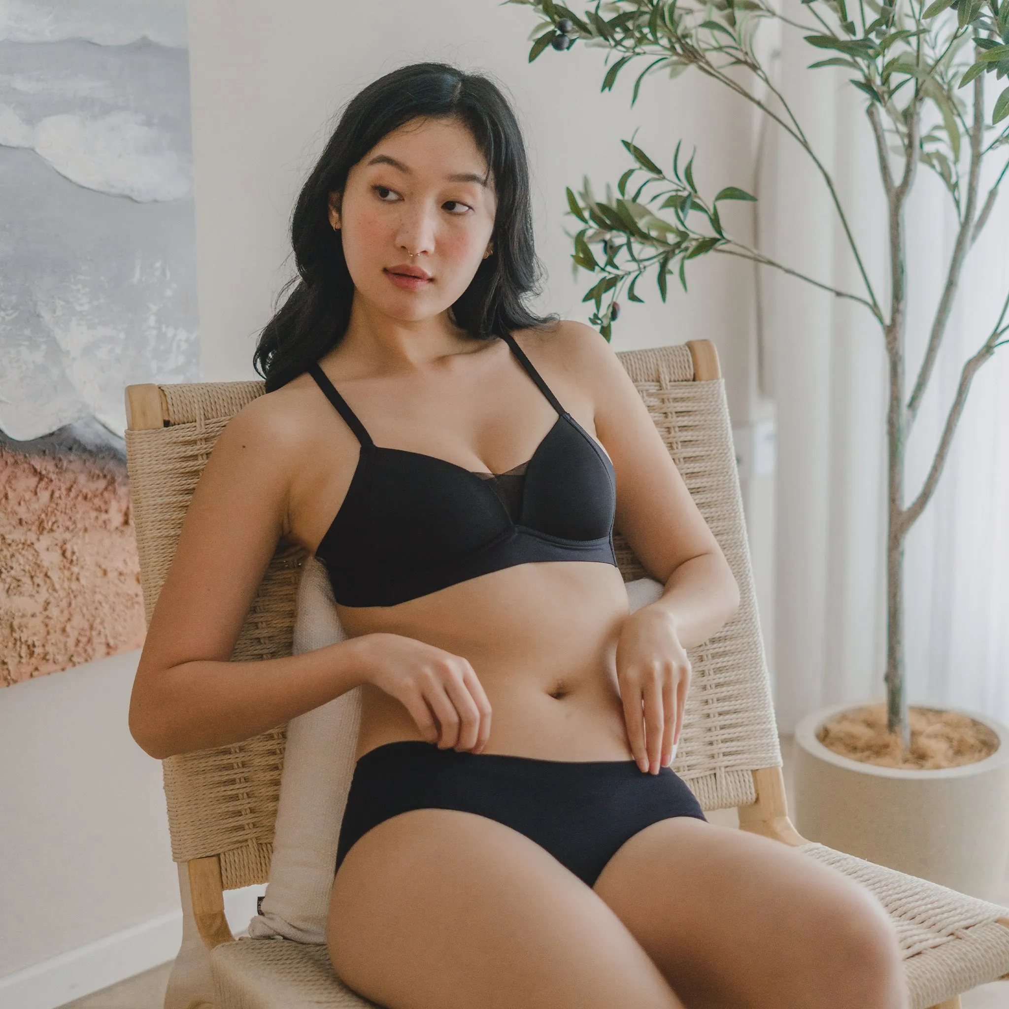 Timeless Essential! Mesh Lightly-Lined Seamless Wireless T-Shirt Bra in Black