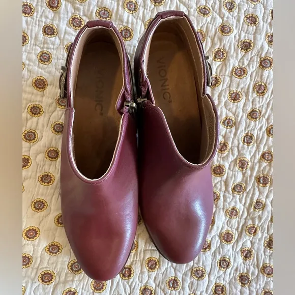 Vionic Millie Burgundy Leather Ankle Boot With Buckle Like New Condition Sz 9.5