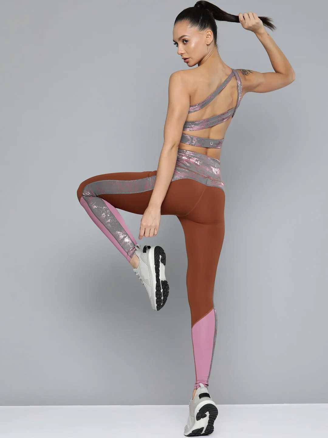 Women Grey & Pink Abstract Printed One Shoulder Sports Bra