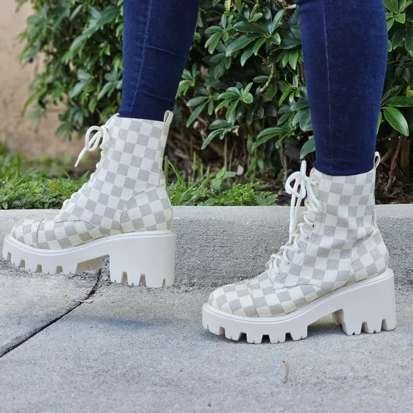 Womens Checkered Lace Up Block Heel Boots