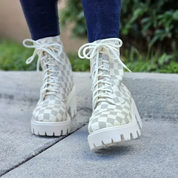 Womens Checkered Lace Up Block Heel Boots