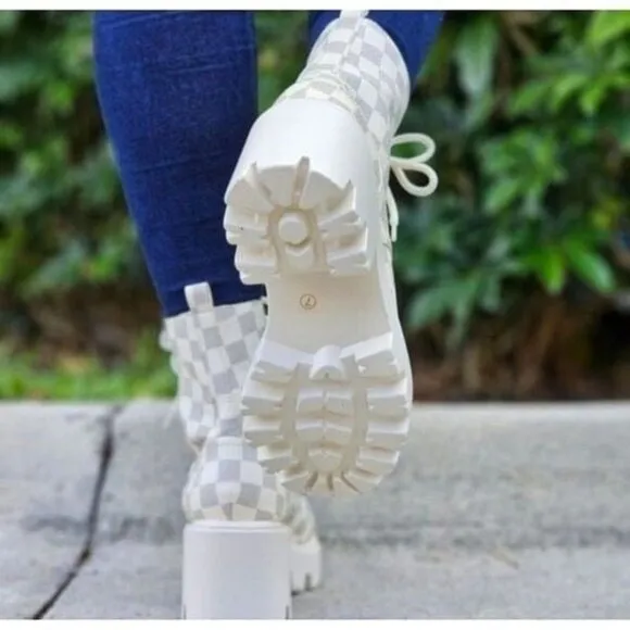 Womens Checkered Lace Up Block Heel Boots
